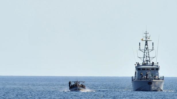 Italiens Küstenwache geleitete Boot mit 400 Migranten nach Lampedusa