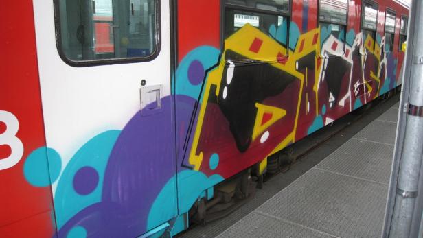ÖBB Zug mit Graffiti beschmiert