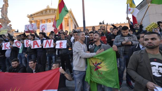 Vor dem Parlament in Wien protestierten Kurden und Linke für ein militärisches Einschreiten in der syrischen Stadt Kobane.