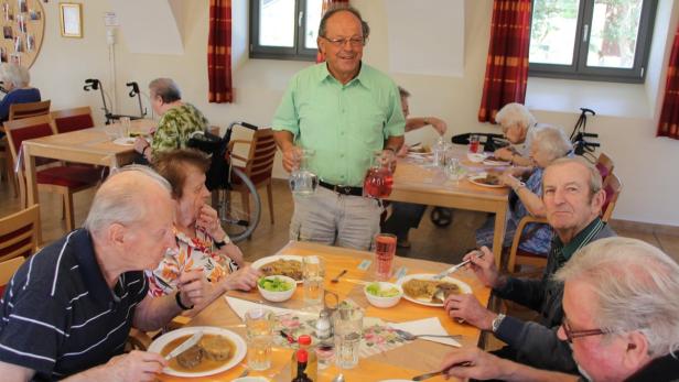 Hausmeister, &quot;Bürgermeister&quot;, Kellner und Helfer: Hans Redl koordiniert Freiwillige bei Einsatz im Seniorenwohnpark Hainstetten