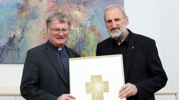 Bischof Manfred Scheuer (l.) schenkte Vieböck ein Bild von Herbert Friedl
