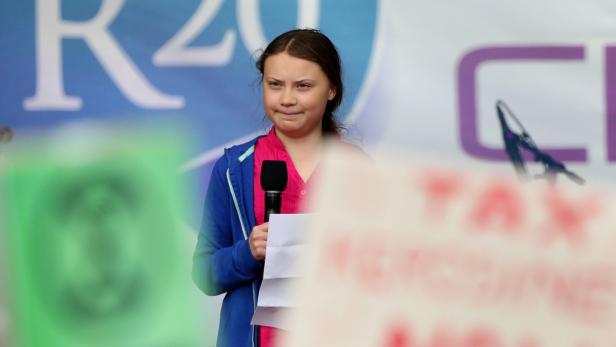 Greta Thunberg spricht regelmäßig vor vielen Menschen: Hier auf der Bühne beim R20 Austrian World Summit am Wiener Heldenplatz.