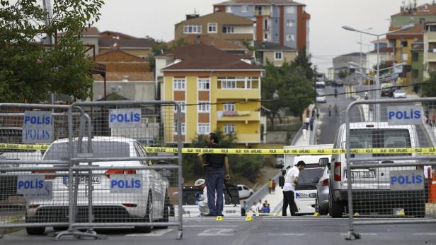 In der Nacht hat ein mutmaßlicher Selbstmordattentäter eine Polizeiwache in dem Istanbuler Viertel Sultanbeyli angegriffen.