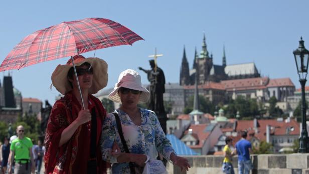 Viel Sonne, kein Regen: Touristen auf der Prager Karlsbrücke