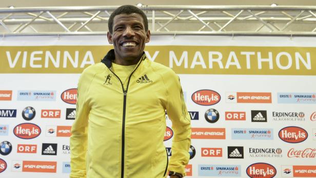 APA12280266 - 12042013 - WIEN - ÖSTERREICH: Der Äthiopier Haile Gebrselassie am Freitag, 12. April 2013, anl. einer Pressekonferenz in Wien. Gebrselassie startet am 14.04.2013 im Rahmen des 30. Vienna City Marathon über die Halbmarathondistanz. APA-FOTO: HERBERT NEUBAUER