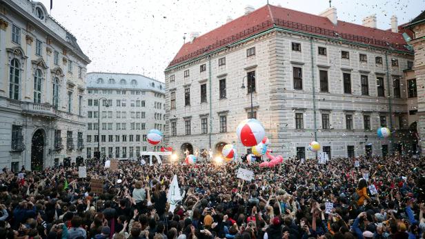 Party am Ballhausplatz: Tausende Menschen kamen zu den Vengaboys