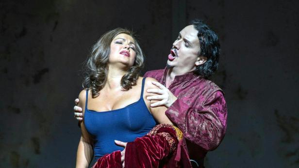 Überragend: Anna Netrebko als Leonora, die sich gegen Graf Luna (Artur Ruciński) wehren muss