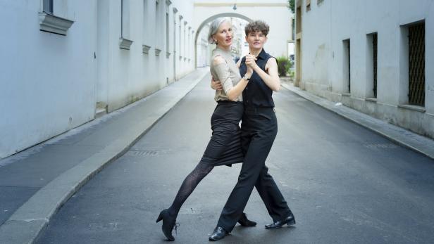 Tango wurde ursprünglich von zwei Männern getanzt, und so ist es auch keine Überraschung, dass mit Sigrid Mark und Andrea Tieber, den &quot;AdanzaS&quot; zwei Frauen Tango lehren.