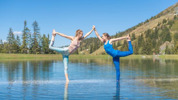 Tänzer im See, Krieger am Berg: Yoga im Urlaub ist Ooomgesagt