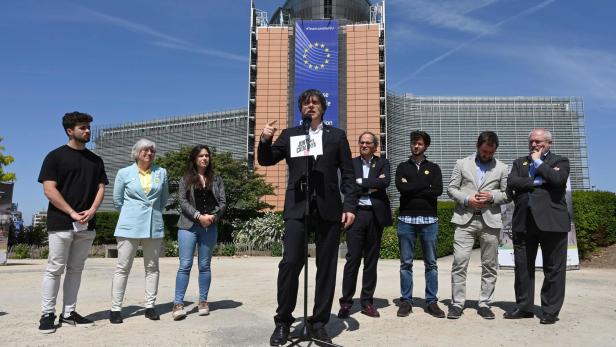Puigdemont im Wahlkampf vor dem Gebäude der EU-Kommission