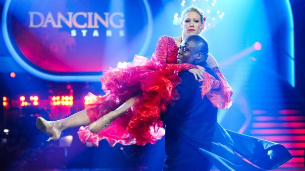 Biko Botowamungo ist der absolute Publikumsliebling der aktuellen &quot;Dancing Stars&quot;-Staffel. Trotz unterirdischer Jury-Wertungen ist der Ex-Boxer noch immer im Rennen. Was sich bei der sechsten Show sonst noch so tat, lesen Sie hier.