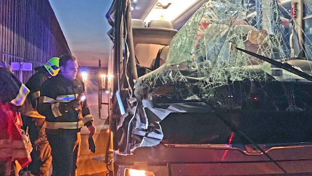 Acht Verletzte: Bus stieß auf A2 bei Baden gegen Lkw-Anhänger