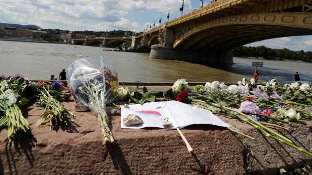 Blumen der Trauer an der Budapester Margaretenbrücke.