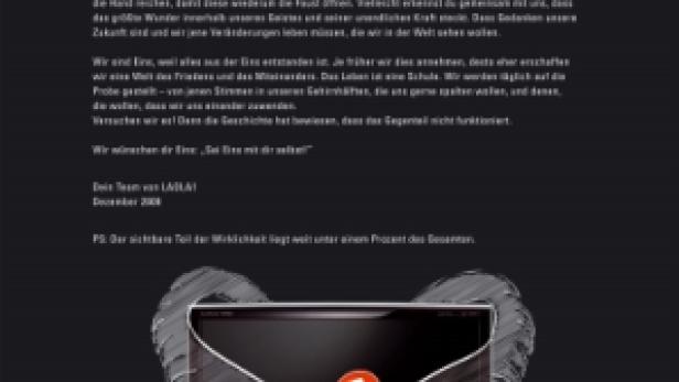 Ein Bildschirm mit dem Logo von LOLA1.at, umrahmt von stilisierten Flügeln.