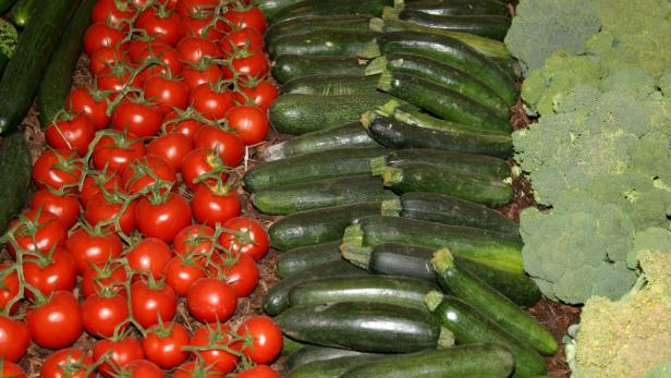 Tomaten, Zucchini, Gurken und Brokkoli liegen nebeneinander.