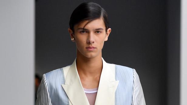 Prinz Nikolai als Model bei der Modewoche 2018 in Paris in einem Outfit von Dior. Ein Hingucker: Das durchsichtige Shirt