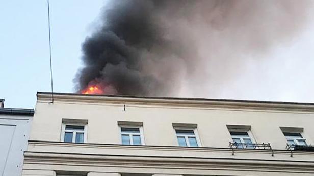Eine Dachgeschoßwohnung in Wien-Josefstadt ist Montagfrüh, 3. Juni 2019, ausgebrannt.