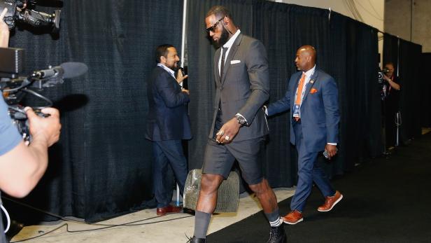 Als US-Basketballstar LeBron James zum Finalspiel in einem Designeranzug mit knielangen Hosen kam, fegte ein Shitstorm durch die sozialen Medien
