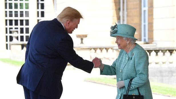 Die Trumps pfiffen bei der Queen aufs Protokoll