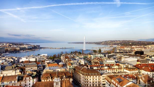 Genfer See mit der Wasserfontäne im Hintergrund, vorne die Stadt Genf in der Schweiz