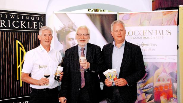 Obmann Busek und Geschäftsführer Rhomberg (r.) gaben auf Burg Lockenhaus einen Ausblick auf das Kammermusikfest im Juli, Winzer Prickler (l.) auf den Weingenuss