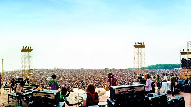 1969, ein Konzert für 5.000 Menschen sollte es ursprünglich werden – einer der größten Mythen der Musikgeschichte ist daraus geworden: Woodstock. Hier macht sich Joe Cockers Band bereit zum Auftritt.