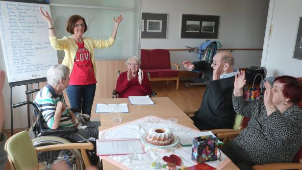 Bewegende Momente: Margit Wendelin stimmt im Pflegeheim das Gymnastiklied an