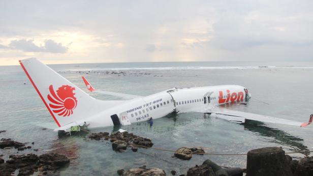 Ein Flugzeug von Lion Air ist im flachen Wasser vor einer Küste notgelandet.