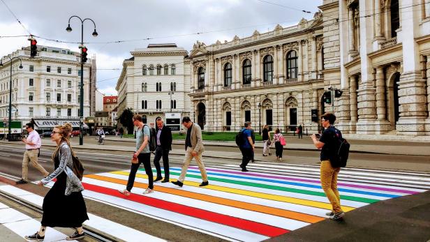 Wiens erster Regenbogen-Zebrastreifen