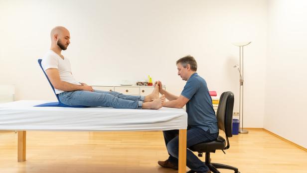 Fußkontrolle: Der Grinberg-Praktiker macht sich ein Bild über den Zustand des Körpers