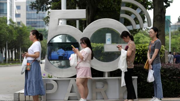 Mitarbeiter im Huawei 5G Test-Park in Shenzhen.