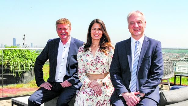 Die Tauros-Capital-Geschäftsführer Natalia Corrales-Diez und Werner Edlinger (mi. und re.) mit Kunden Franz Pichler (li.), Geschäftsführer von Spusu.