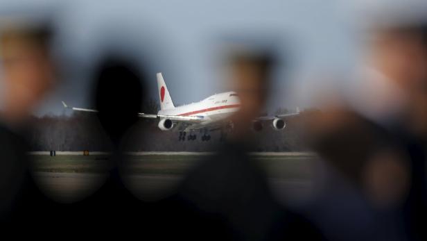 Ein japanisches Regierungsflugzeug landet auf einer Landebahn.