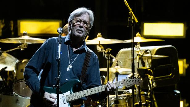 Trotz einer Nervenkrankheit und zunehmender Schwerhörigkeit steht Eric Clapton noch immer auf der Bühne