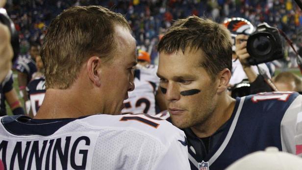 Die Footballspieler Peyton Manning und Tom Brady stehen sich gegenüber.