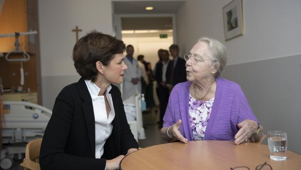 SPÖ-Chefin Pamela Rendi-Wagner im Gespräch mit einer Patientin