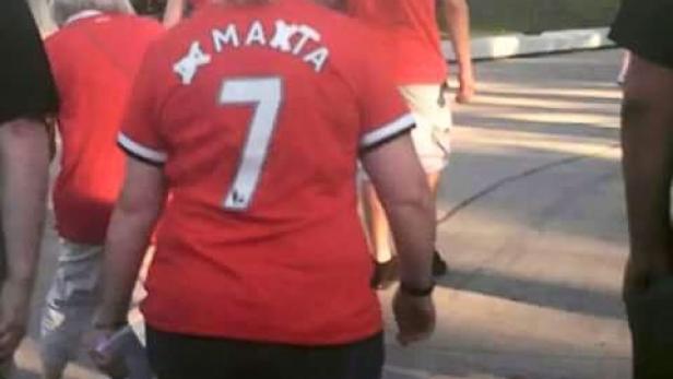 Nach Angel Di Marias Wechsel von Manchester zu Paris St. Germain hat für die United-Fans auch das Trikot des Argentiniers keinen Wert mehr. Hier bastelte eine Anhängerin mit Klebeband am Trikot und änderte es auf (Anm.: Juan) Mata.