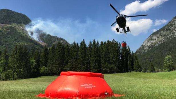 Der Bundesheer-Hubschrauer Alouette3 ist beim Waldbrand in Zell-Freibach in Kärnten im Einsatz.