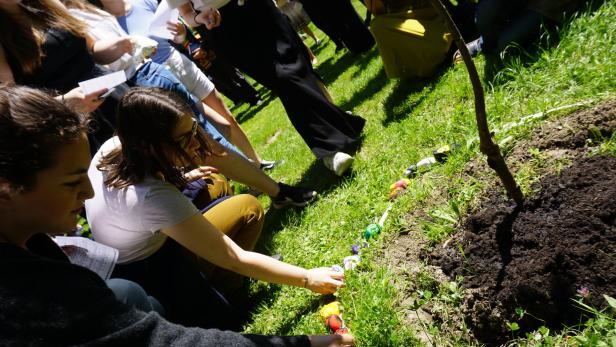 Gegen das Vergessen: Bäume pflanzen, wo Kinder starben