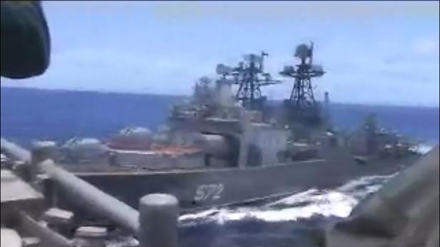Ganz knapp: Russisches Militärschiff rammt beinahe US-Kreuzer