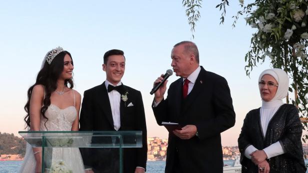 Hochzeit: Amine Gülse mit ihrem Ehemann Mesut Özil, mit Recep Tayyip Erdogan und dessen Ehefrau Emine (v. l.)