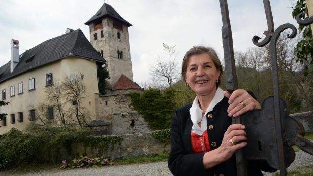 Lydia Nemetz führt durch die liebevoll restaurierten Räume der Burg Oberranna.