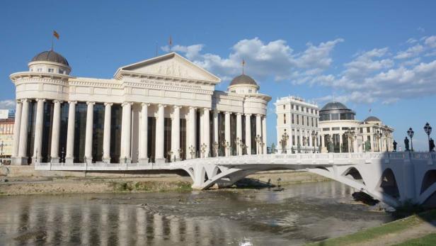 Entlang des Flusses Varda wurden und werden in Skopje neue Parlaments- und Regierungsgebäude im neoklassizistischen Stil erbaut.