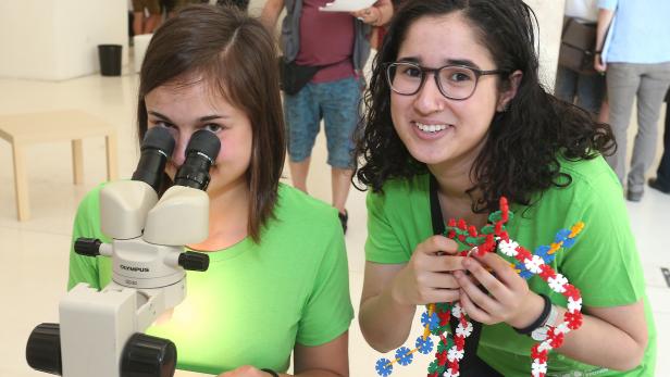 Hannah Schatz und Yasemin Gedik von der HLUW Yspertal erforschten Mikroplastik in der Ybbs