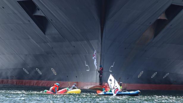 Klima-Aktivisten blockierten Kreuzfahrtschiff für sechs Stunden