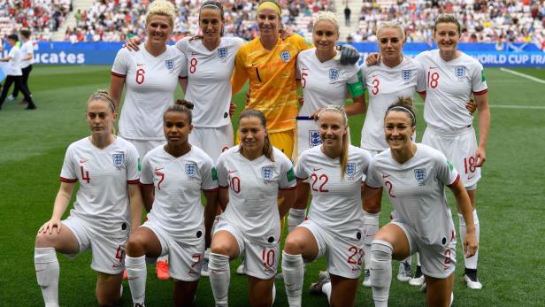 Ladies first: Englands Fußballerinnen schlagen die Herren