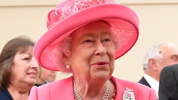 Party in Notting Hill: Die Queen beim Fortgehen erwischt