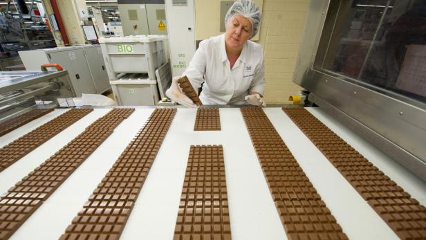 Ritter Sport produziert täglich drei Millionen quadratische Schokoladetafeln und verkauft sie in rund hundert Ländern