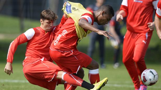 Vorgeschmack: Dragovic (li.) zeigt im Training Okotie, was er im Ernstfall gegen Montenegro als Sturmspitze zu erwarten hat.