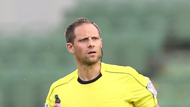 Ratgeber: Schiedsrichter Harald Lechner schulte das U-21-Team.